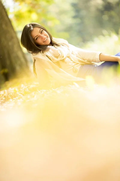 Jonge vrouw in herfst bos — Stockfoto