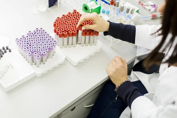 Ung kvinna i det medicinska laboratoriet — Stockfoto