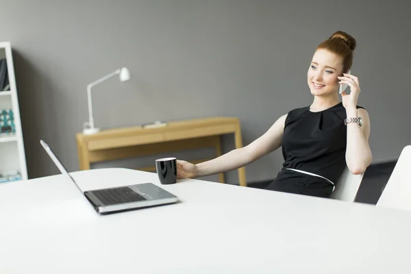 Jeune femme dans le bureau — Photo