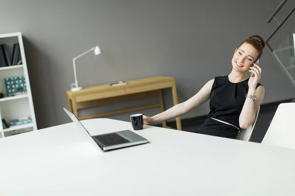 Jeune femme dans le bureau — Photo