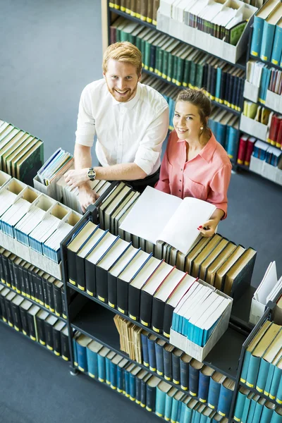 Kobieta i mężczyzna w bibliotece — Zdjęcie stockowe