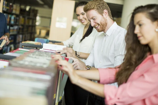 Students in the library — Stock Photo, Image