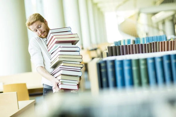 図書館の若い男 — ストック写真