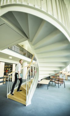 Genç adam merdivenlerde