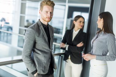 ofiste çalışan genç insanlar