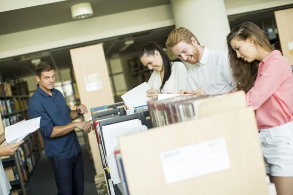 Étudiants dans la bibliothèque — Photo