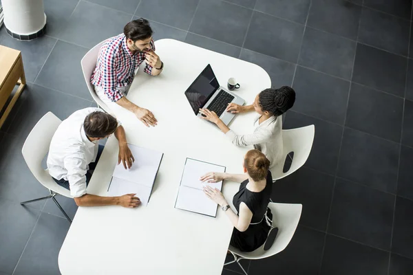 Les jeunes dans le bureau — Photo