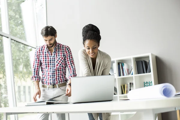 Junge Leute im Büro — Stockfoto