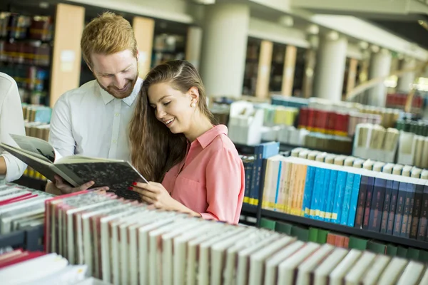 Studenti v knihovně — Stock fotografie