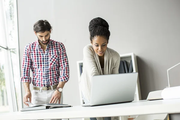 Junge Leute im Büro — Stockfoto