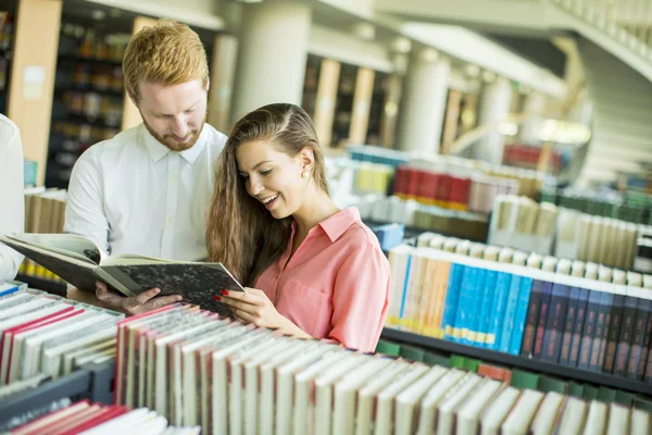 Studenti v knihovně — Stock fotografie