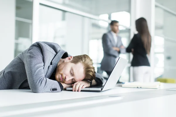 Stanco giovane che dorme in ufficio — Foto Stock