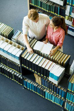 Kadın ve adam kütüphanede