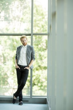 Genç Kızıl saçlı adam