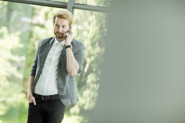 Cep telefonu olan adam.