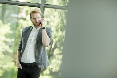 Cep telefonu olan adam.