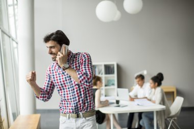 Ofisteki genç adam.