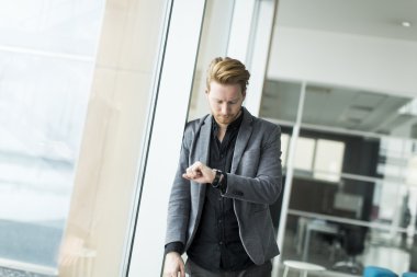 Ofisteki genç adam.