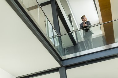 Ofisteki genç adam.