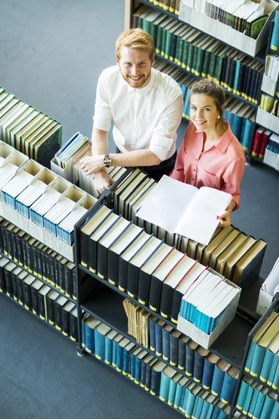 Femme et homme à la bibliothèque — Photo