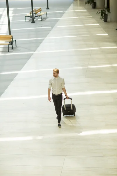 Junger Mann mit Koffer — Stockfoto