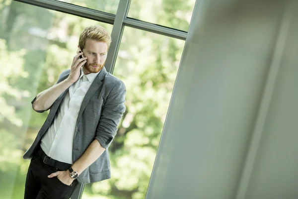 Mężczyzna z telefonem komórkowym — Zdjęcie stockowe