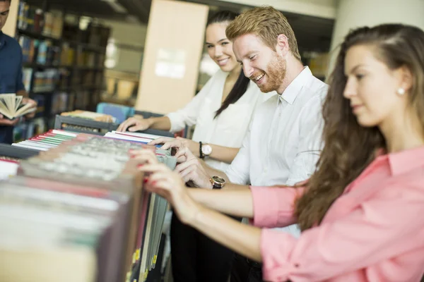 Peu d'étudiants dans la bibliothèque — Photo