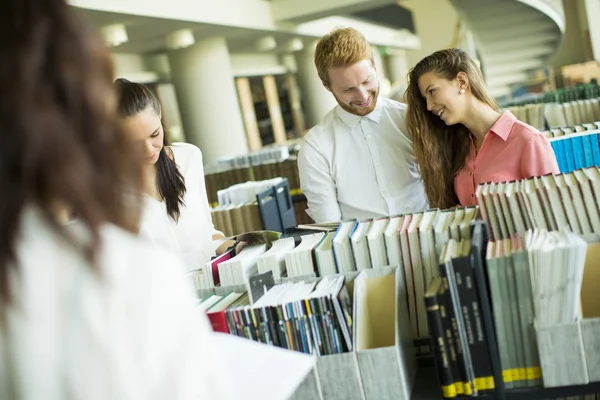 Peu d'étudiants dans la bibliothèque — Photo