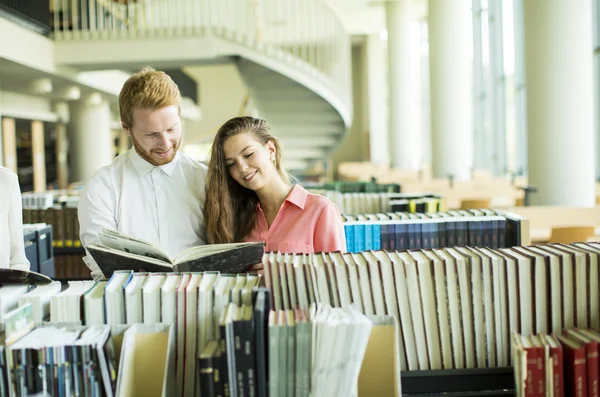 Few students in the library — Stock Photo, Image