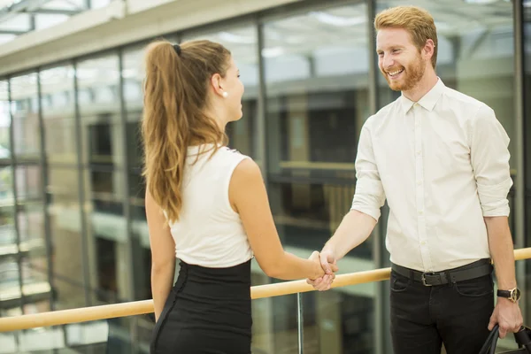 Jongeren handshaking — Stockfoto