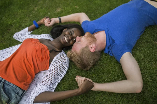 Couple multiracial dans le parc — Photo