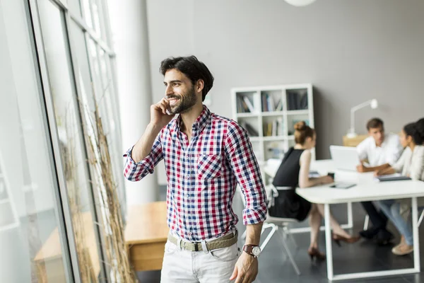 Jeune homme dans le bureau — Photo