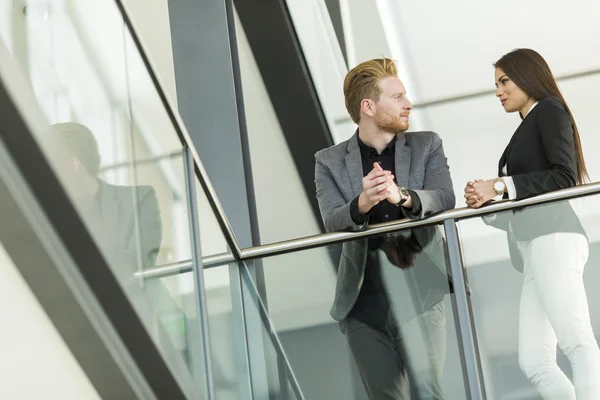 Pareja trabajando en la oficina — Foto de Stock