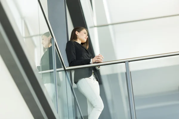 Jeune femme dans le bureau — Photo