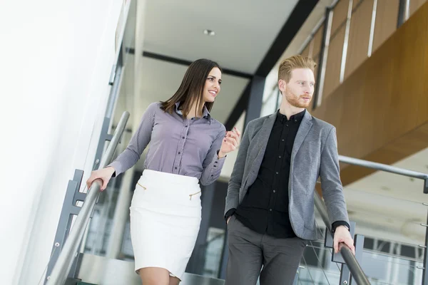 Pareja en las escaleras en la oficina — Foto de Stock