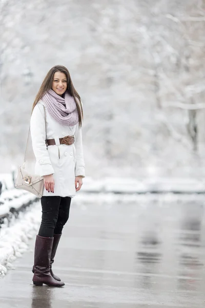 Молода жінка взимку — стокове фото