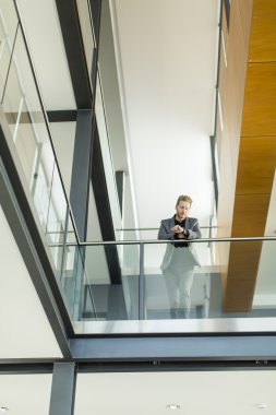 Ofisteki genç adam.