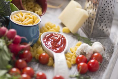 Masada taze yemek var.