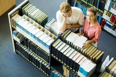 Kadın ve adam kütüphanede