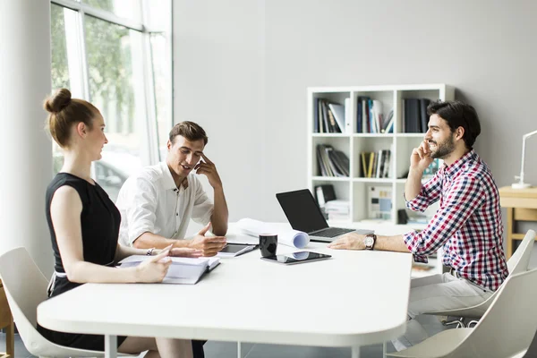 Jóvenes en la oficina — Foto de Stock