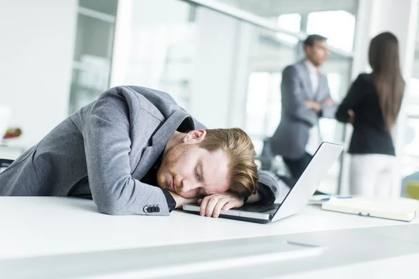 Homem dormindo no escritório — Fotografia de Stock