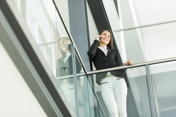 Mujer joven en la oficina —  Fotos de Stock