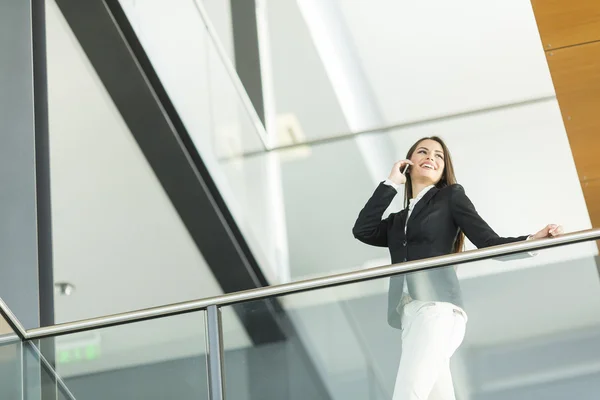 事務所の若い女性が — ストック写真