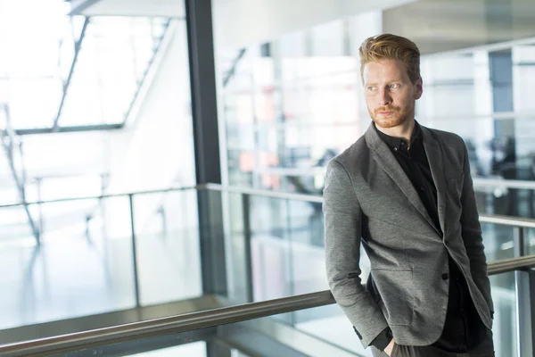 Junger Mann im Büro — Stockfoto