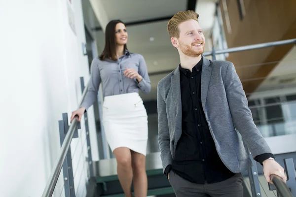 Op de trappen in office (echt) paar — Stockfoto