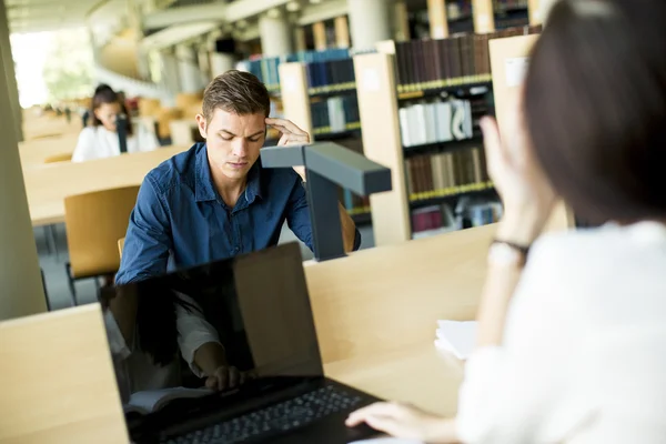 Jeune homme dans la bibliothèque — Photo