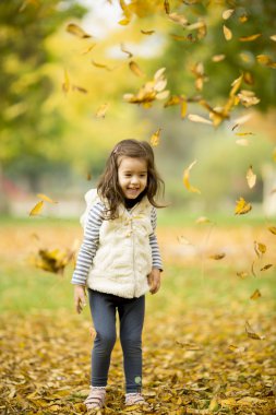 sonbahar parkta kız