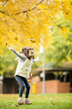 sonbahar parkta kız