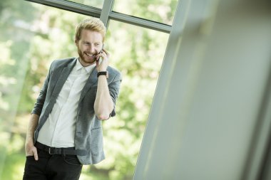 Cep telefonu olan adam.
