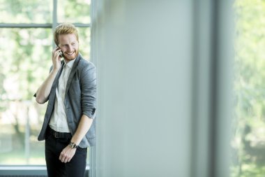Cep telefonu olan adam.
